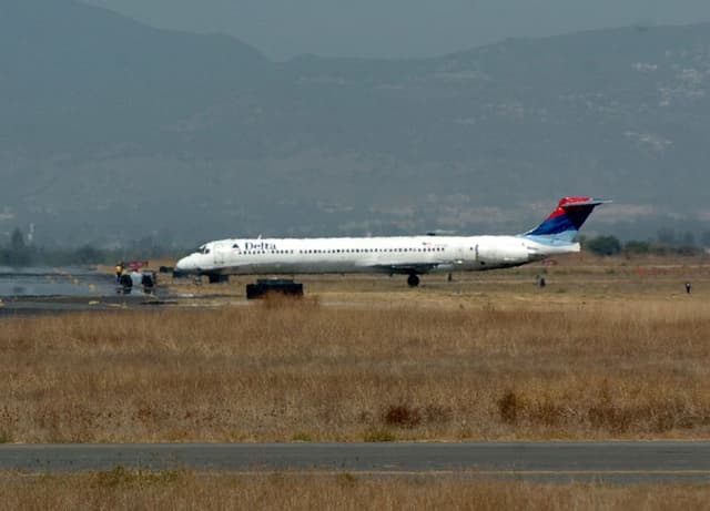 Vista general de un avión comercial de Delta Airlines en el aeropuerto de Guadalajara. Imagen de archivo. (EFE/Tonatiuh Figueroa)