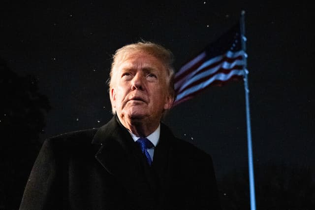El presidente de Estados Unidos, Donald Trump, habla con los periodistas antes de salir de la Casa Blanca en Washington D. C., el 6 de febrero de 2026. El presidente Trump pasará el fin de semana en su residencia Mar-a-Lago en Palm Beach, Florida. (Foto de ANDREW CABALLERO-REYNOLDS / AFP a través de Getty Images).