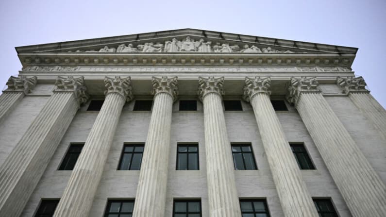 Corte de EE. UU. permite mantener aranceles globales del 10 % de Trump durante apelación