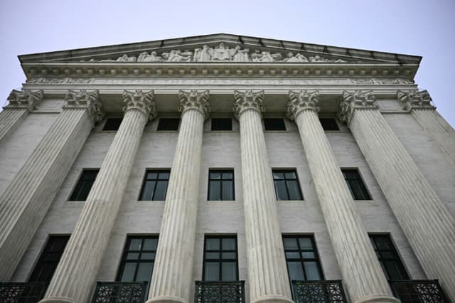 Vista de la parte trasera de la Corte Suprema de Estados Unidos mientras se celebran las audiencias del caso sobre el despido por parte del presidente Donald Trump de la comisionada de la Comisión Federal de Comercio (FTC) Rebecca Slaughter el pasado mes de marzo en Washington D. C., el 8 de diciembre de 2025. El caso está siendo seguido muy de cerca debido a sus amplias implicaciones en relación con los poderes del presidente Trump para destituir a los responsables de agencias gubernamentales independientes. (Foto de Jim WATSON / AFP a través de Getty Images).