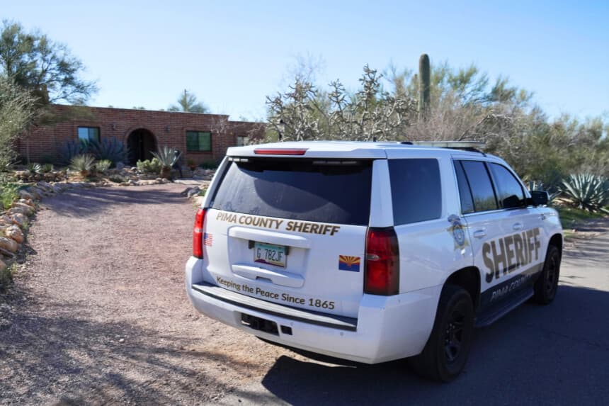 Un vehículo del sheriff del condado de Pima está aparcado frente a la casa de Nancy Guthrie el 8 de febrero de 2026, en Tucson, Arizona. (Ty ONeil / AP Photo).