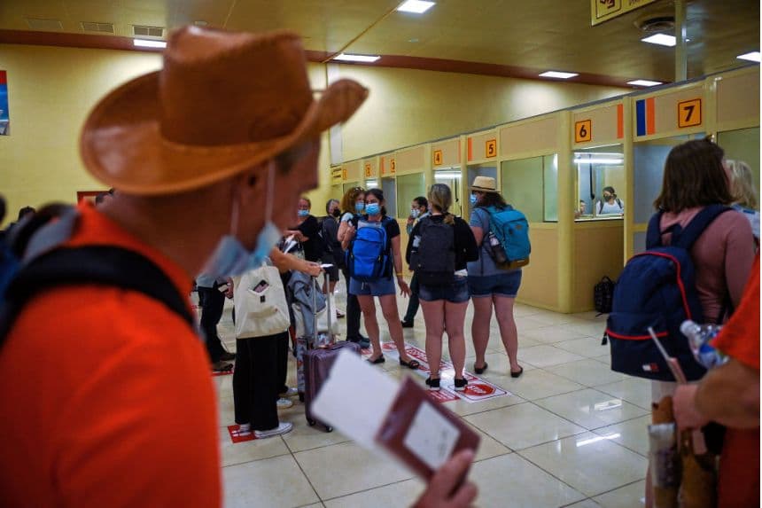 Turistas rusos esperan para embarcar en un vuelo chárter con destino a Rusia en el aeropuerto Juan Gualberto Gómez de Varadero, Cuba, el 6 de marzo de 2022. (YAMIL LAGE/AFP vía Getty Images)