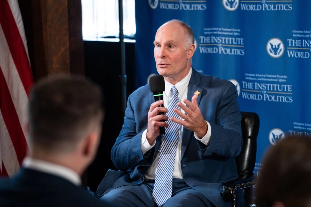 El presidente del Comité Selecto de la Cámara de Representantes sobre el Partido Comunista Chino, el representante John Moolenaar, habla durante un evento en Washington el 11 de febrero de 2025. (Madalina Vasiliu/The Epoch Times)