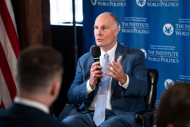 El presidente del Comité Selecto de la Cámara de Representantes sobre el Partido Comunista Chino, el representante John Moolenaar, habla durante un evento en Washington el 11 de febrero de 2025. (Madalina Vasiliu/The Epoch Times)