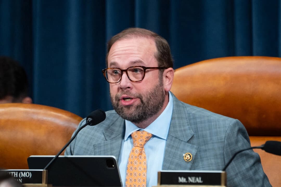 El presidente del Comité de Medios y Arbitrios de la Cámara de Representantes, Jason Smith (republicano por Missouri), habla durante una audiencia en el Capitolio, Washington, el 10 de febrero de 2026. (Madalina Kilroy/The Epoch Times)