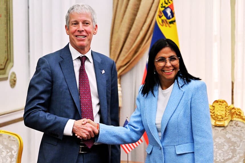 El secretario de Energía de Estados Unidos, Chris Wright (izquierda), estrecha la mano de la presidenta interina de Venezuela, Delcy Rodríguez, antes de una reunión en el Palacio Presidencial de Miraflores, en Caracas, el 11 de febrero de 2026. El secretario de Energía de Estados Unidos, Chris Wright, llegó a Venezuela el 11 de febrero para mantener conversaciones con la presidenta interina, Delcy Rodríguez, y ejecutivos de la industria petrolera sobre el aprovechamiento de las vastas reservas de crudo del país. (Juan BARRETO / AFP a través de Getty Images)