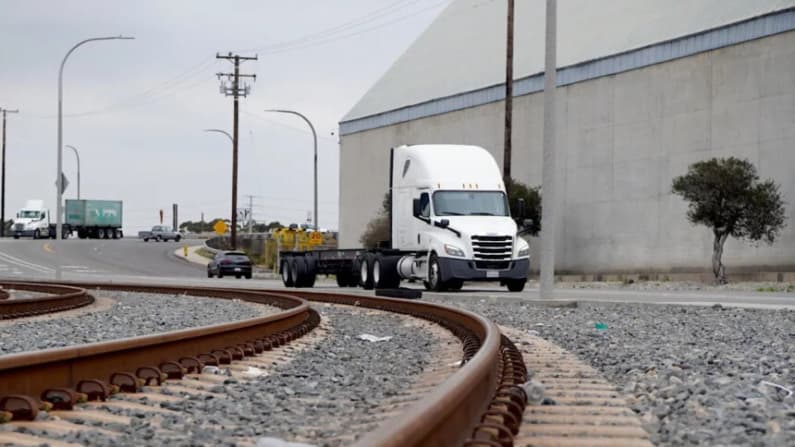 Trump emite norma para impedir que camioneros extranjeros no cualificados conduzcan en EE. UU.