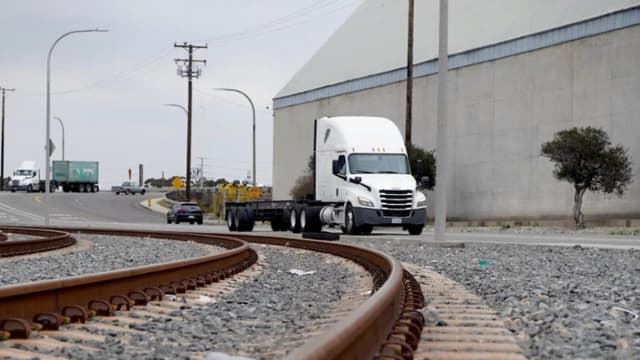 Trump emite norma para impedir que camioneros extranjeros no cualificados conduzcan en EE.UU.