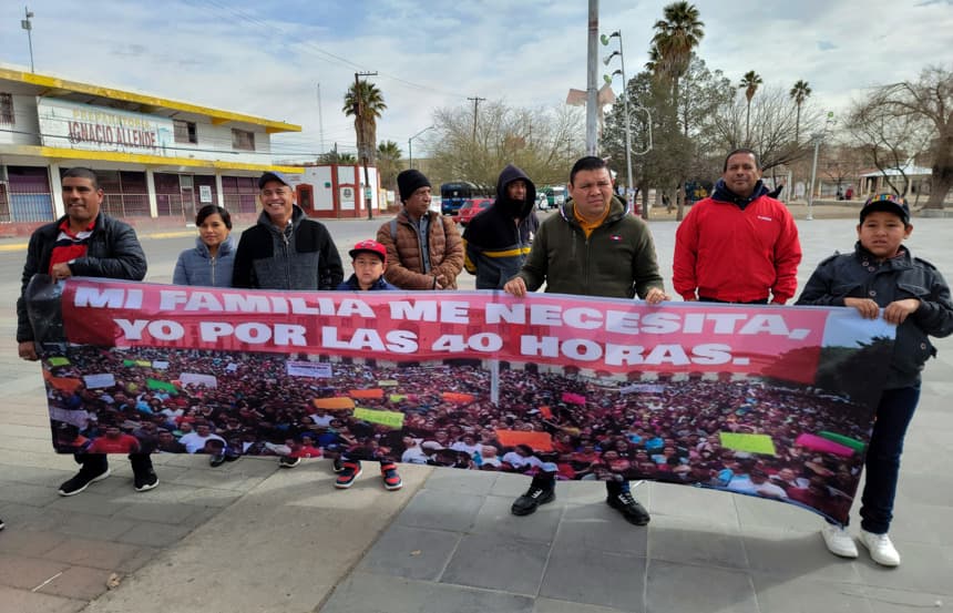 Fotografía de archivo del 10 de febrero de 2025 de obreros de maquiladoras durante una manifestación a favor de la jornada laboral a 40 horas, en Ciudad Juárez. El Senado mexicano aprobó por unanimidad y en lo general la reforma que reduce de manera gradual la jornada laboral semanal de 48 a 40 horas, a partir de 2027 y hasta 2030, esto en beneficio de unos 13.5 millones de trabajadores. (EFE/ Luis Torres /ARCHIVO)