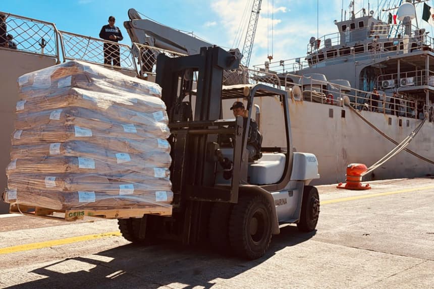 Fotografía cedida por la Secretaría de Relaciones Exteriores (SRE) de México de integrantes de la Armada de México durante el traslado de ayuda humanitaria hacia Cuba en el puerto de Veracruz, México. (EFE/ Secretaría de Relaciones Exteriores)