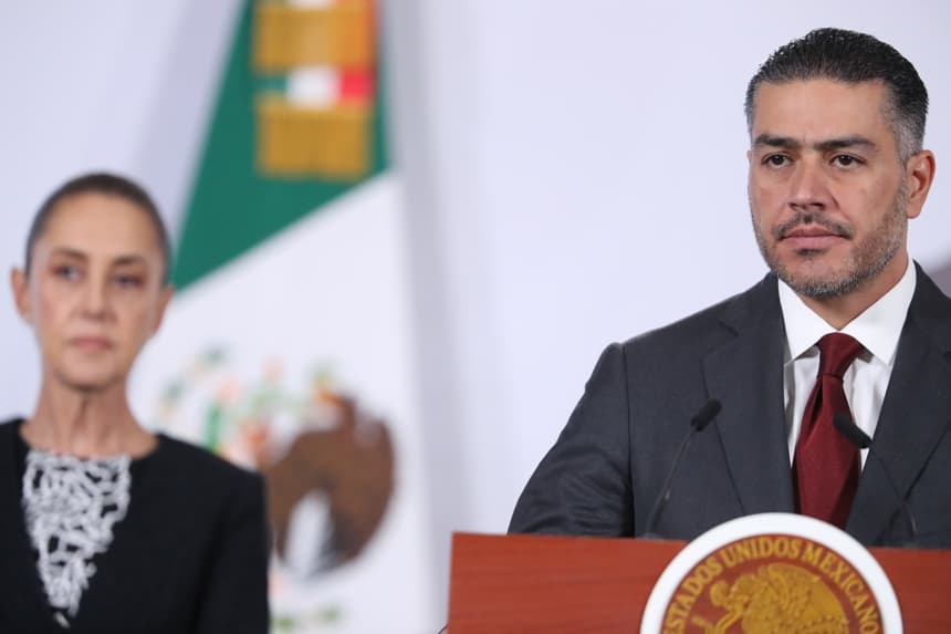 El titular de la Secretaría de Seguridad y Protección Ciudadana (SSPC), Omar García Harfuch, participa en una rueda de prensa este martes en el Palacio Nacional en Ciudad de México. (EFE/Mario Guzmán)