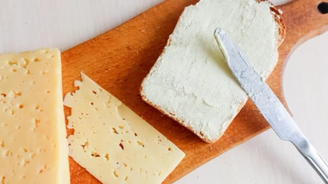 Beneficios de reducir el consumo de mantequilla y queso dependen del riesgo cardíaco que tenga