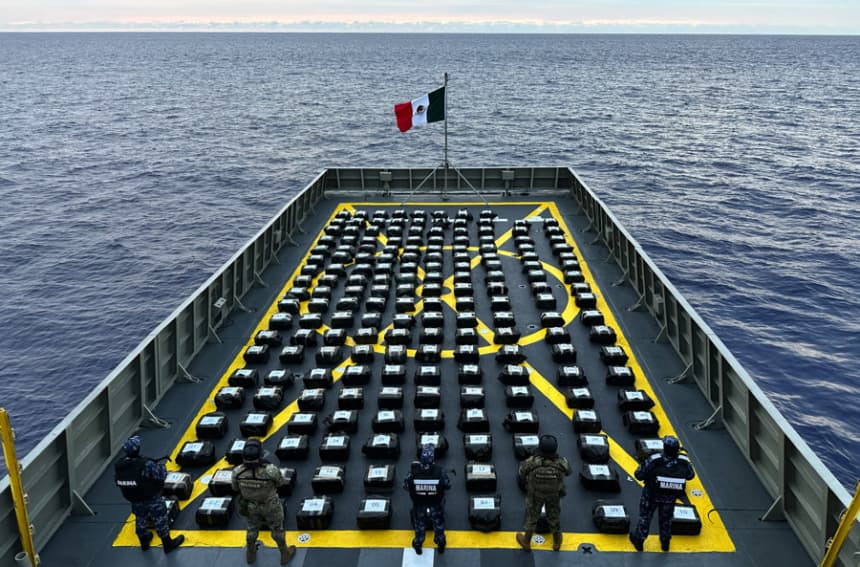 Fotografía cedida hoy, por la Secretaría de Marina de agentes de la dependencia resguardando un decomiso de presunta droga en el océano Pacífico. (EFE/Secretaría de Marina)