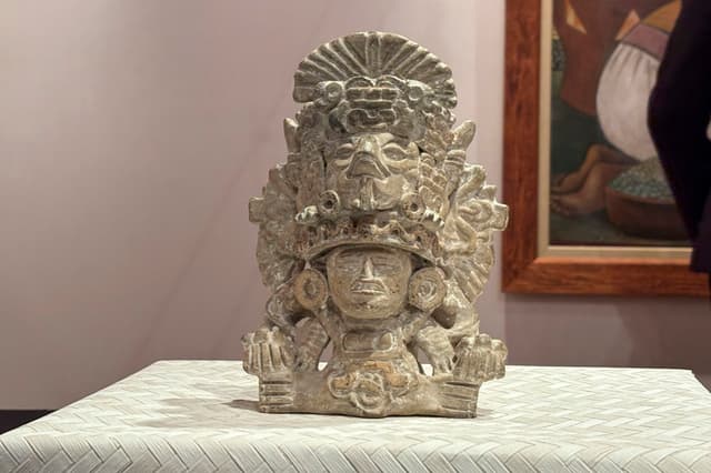 La Embajada de México en Lisboa recibió este jueves de las autoridades de Portugal tres piezas arqueológicas precolombinas de gran valor que fueron detectadas en el país europeo y que fueron sacadas ilegalmente del territorio mexicano. (EFE/ Blas Díaz)