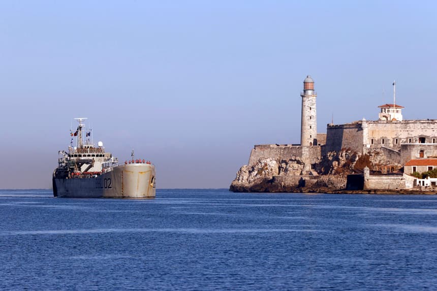 Fotografía que muestra un barco de ayuda humanitaria procedente de México este jueves, en el puerto de La Habana, Cuba. (EFE/ Ernesto Mastrascusa)