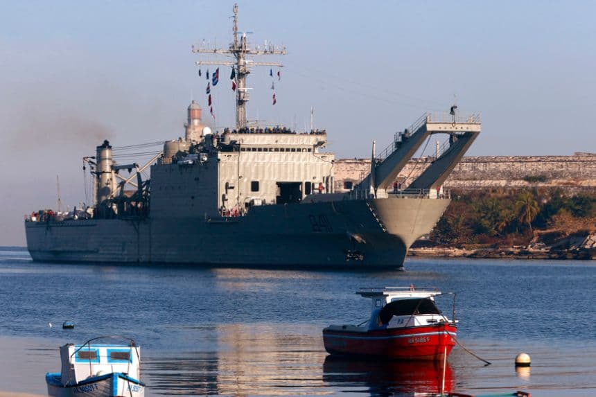 Fotografía que muestra un barco de ayuda humanitaria procedente de México este jueves, en el puerto de La Habana, Cuba. (EFE/ Ernesto Mastrascusa)