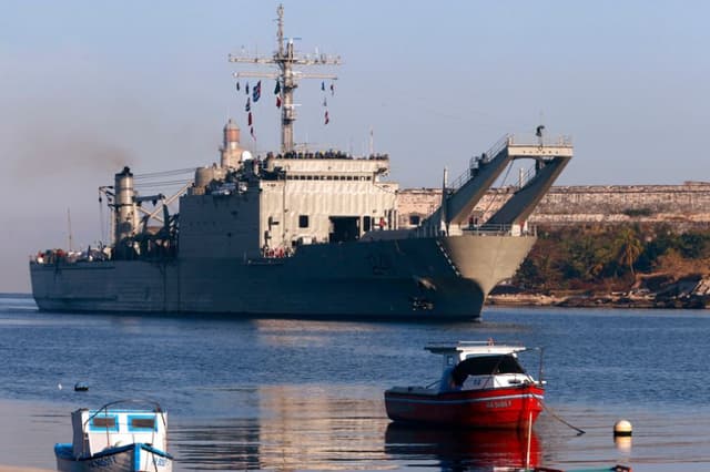 Fotografía que muestra un barco de ayuda humanitaria procedente de México este jueves, en el puerto de La Habana, Cuba. (EFE/ Ernesto Mastrascusa)