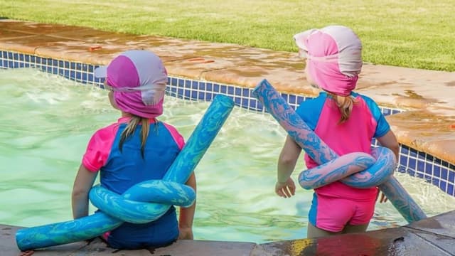 Mueren dos pequeñas de entre 2 y 3 años tras ser sacadas de la piscina de su casa