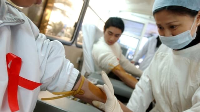 Más chinos venden sangre para sobrevivir tras empeoramiento de la economía, según residentes