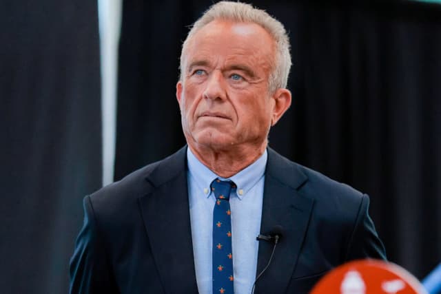 El secretario de Salud, Robert F. Kennedy Jr., durante una conferencia de prensa en Arlington, Virginia, el 8 de diciembre de 2025. (Heather Diehl/Getty Images)