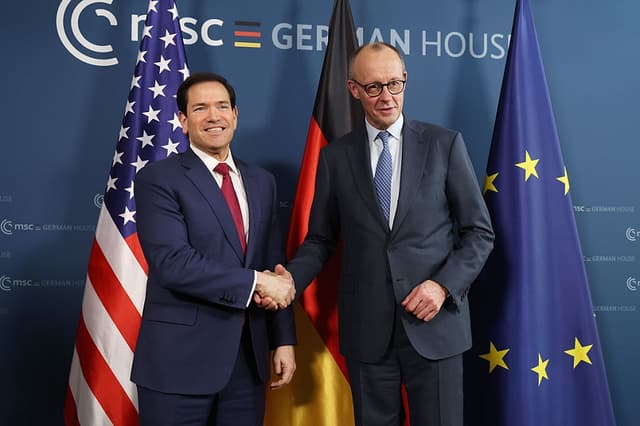 El canciller alemán Friedrich Merz se reúne con el secretario de Estado estadounidense Marco Rubio en la 62.ª Conferencia de Seguridad de Múnich, celebrada el 13 de febrero de 2026 en Múnich, Alemania. (Sean Gallup/Getty Images)