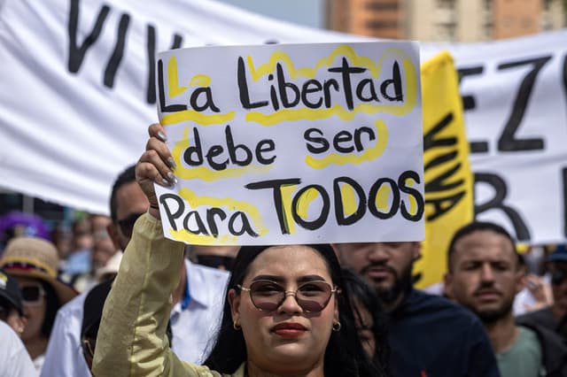 Una persona sostiene un cartel en una marcha por el Día de la Juventud en Maracaibo, Venezuela. (EFE/ Henry Chirinos)
