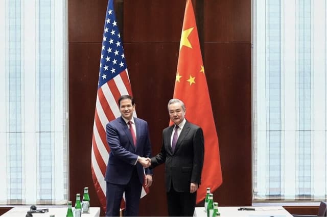 El secretario de Estado de los Estados Unidos, Marco Rubio (izquierda), estrecha la mano del ministro de Relaciones Exteriores de China, Wang Yi (derecha), al margen de la Conferencia de Seguridad de Múnich, celebrada en Múnich, Alemania, el 13 de febrero de 2026. (Alex Brandon, Pool/AP)