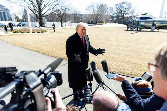 El presidente de Estados Unidos, Donald Trump, habla con periodistas al salir de la Casa Blanca para un evento en Carolina del Norte en Washington, DC, EE. UU., el 13 de febrero de 2026. (EFE/EPA/Jim Lo Scalzo)