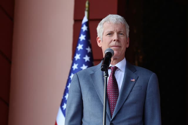 El secretario de Energía de EE. UU., Chris Wright, asiste a una declaración conjunta con la presidenta interina de Venezuela, Delcy Rodríguez, tras una reunión bilateral en el Palacio de Miraflores, el 11 de febrero de 2026, en Caracas, Venezuela. (Jesús Vargas/Getty Images)