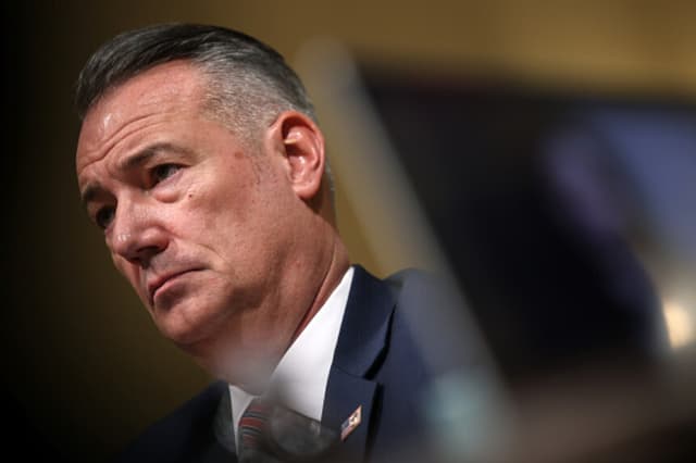 El director interino del Servicio de Inmigración y Control de Aduanas de Estados Unidos (ICE), Todd Lyons, se prepara para testificar durante una audiencia del Comité de Seguridad Nacional de la Cámara de Representantes el 10 de febrero de 2026 en Washington, D.C. El Departamento de Seguridad Nacional ha sido objeto de críticas por las tácticas policiales dirigidas contra los inmigrantes indocumentados y por la muerte de dos ciudadanos estadounidenses en Minneapolis. (Samuel Corum/Getty Images).