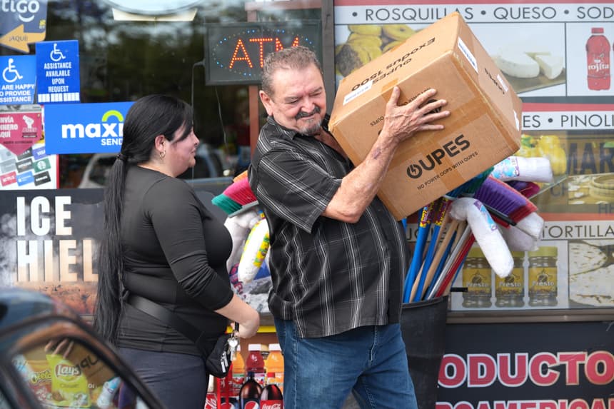 Un ciudadano cubano carga una caja con alimentos e insumos básicos para enviar a sus familiares en la isla este viernes13 de febrero de 2026 en Miami (EE.UU.). Cubanos en Estados Unidos aceleran los envíos de comida y medicinas a sus familias ante la agudización de la crisis en la isla, donde dependen de esta ayuda para sobrevivir, pero expresan a EFE su apoyo a que el presidente Donald Trump eleve la restricciones con tal de que "caiga el régimen". (EFE/ Alberto Boal)