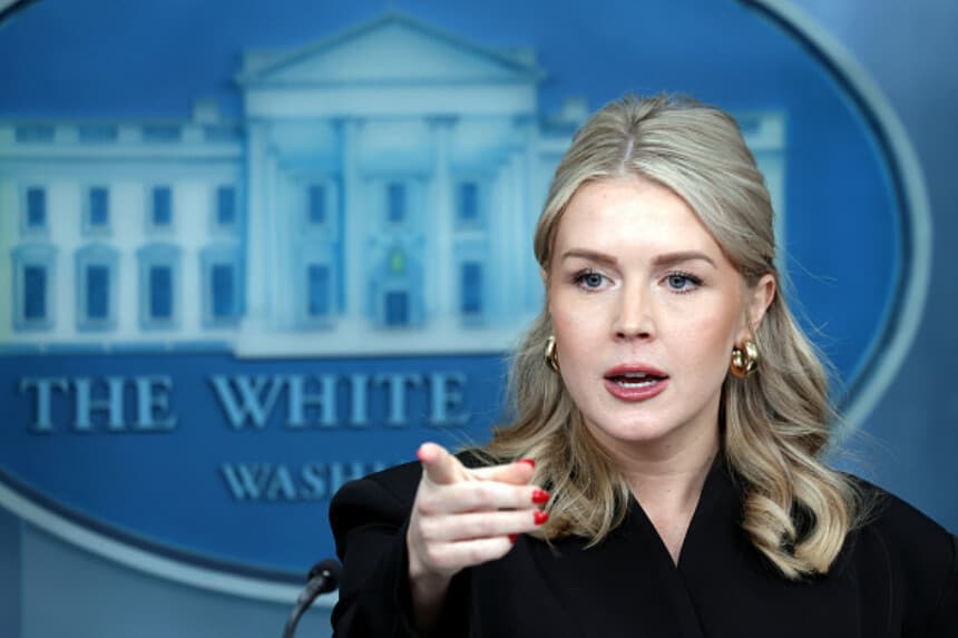 La secretaria de prensa de la Casa Blanca, Karoline Leavitt, responde a preguntas durante una rueda de prensa en la Casa Blanca el 11 de diciembre de 2025 en Washington, D.C. Leavitt respondió a preguntas sobre la reciente acción militar estadounidense para incautar un petrolero sancionado frente a las costas de Venezuela en medio de un aumento de la presencia militar estadounidense en la región. (Alex Wong/Getty Images).