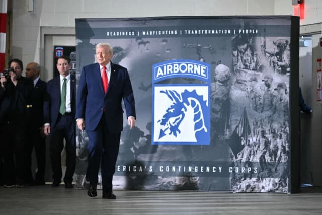 El presidente Donald Trump llega para hablar con miembros del ejército y sus familias en Fort Bragg, Carolina del Norte, el 13 de febrero de 2026. (Mandel Ngan/AFP vía Getty Images)
