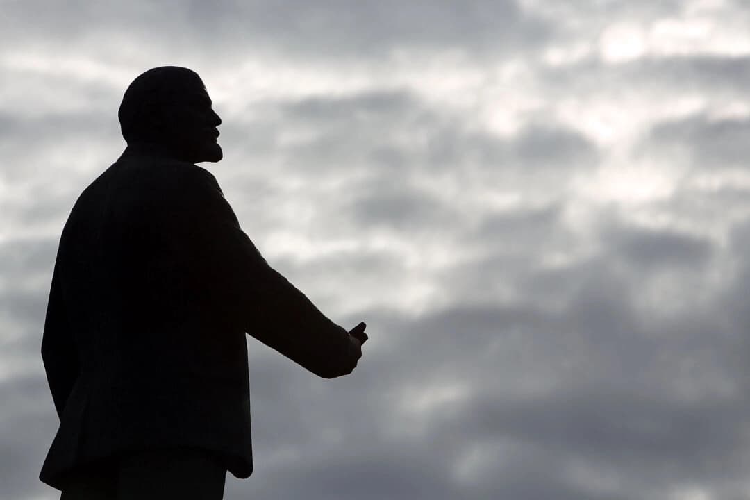 Una estatua de Vladimir Lenin en Simferópol, Ucrania, el 17 de marzo de 2014. (Spencer Platt/Getty Images)