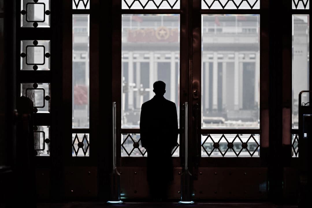 Un guardia de seguridad permanece en su puesto durante la sesión inaugural de la legislatura china, la Asamblea Popular Nacional, en el Gran Salón del Pueblo en Beijing, el 5 de marzo de 2024. Wang (Zhao/AFP vía Getty Images)