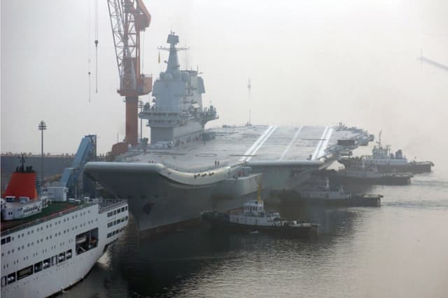 El primer portaaviones construido en China parte de un puerto de Dalian DSIC (Dalian Shipbuilding Industry Co.) Astillero para pruebas en el mar en Dalian, provincia de Liaoning, China, el 13 de mayo de 2018. Imágenes de Getty