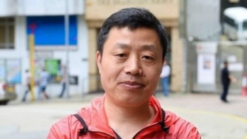 Periodista chino que expuso abusos en campos de trabajos forzados del PCCh continúa bajo arresto
