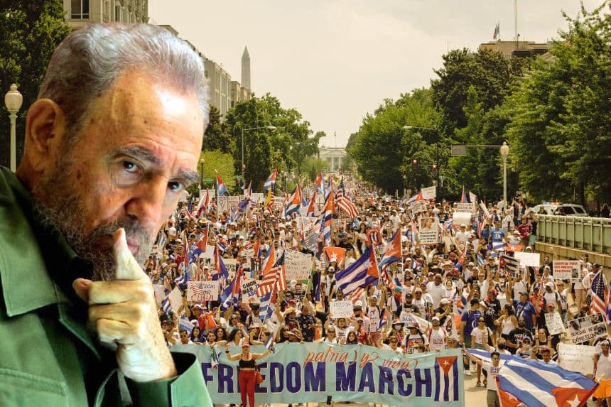 Composición de The Epoch Times. Fondo: Activistas y simpatizantes cubanos marchan desde la Casa Blanca hasta la embajada cubana en la calle 16 durante una manifestación por la libertad de Cuba el 26 de julio de 2021 en Washington, DC. (Drew Angerer/Getty Images); Imagen izq: El presidente cubano Fidel Castro pronuncia un discurso en La Habana, el 4 de septiembre de 2005,(ADALBERTO ROQUE/AFP a través de Getty Images)