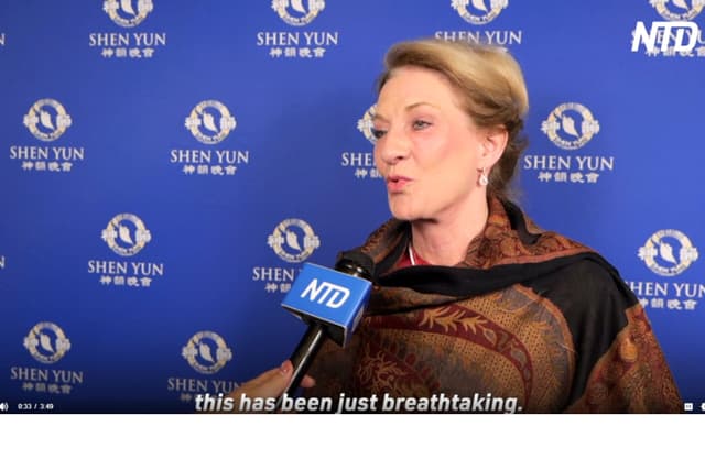 Ruth Ulrich, diseñadora de vestuario, dijo: «Fue absolutamente hermoso. El vestuario y los fondos digitales en 3D fueron absolutamente asombrosos, el 3 de febrero en Monroe, Luisiana (Captura de pantalla de NTD para Epoch Times)