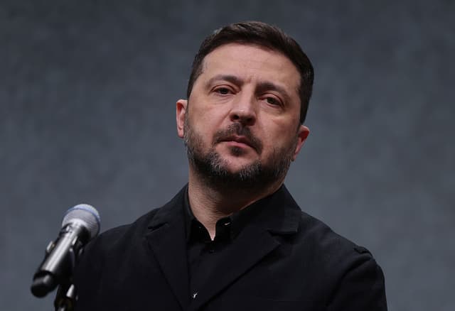 El presidente ucraniano Volodymyr Zelensky escucha la pregunta de un periodista durante su visita a las instalaciones de producción de Quantum Frontline Industries (QFI) el 13 de febrero de 2026 cerca de Múnich, Alemania. (Foto de Sean Gallup/Getty Images)