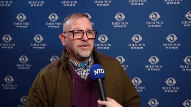 El director general David Dunn vio Shen Yun en el Edinburgh Playhouse el 11 de febrero de 2026. (NTD)