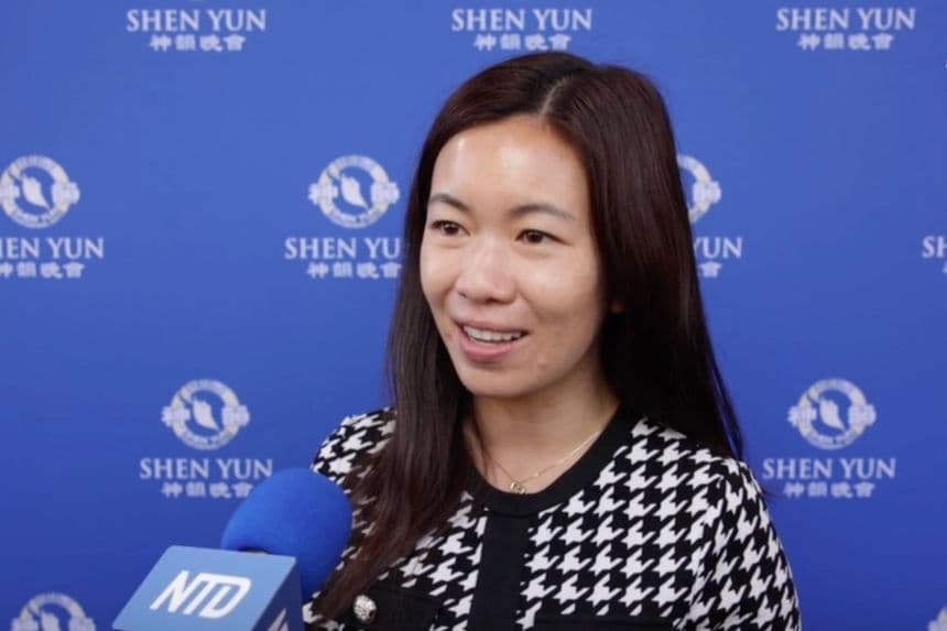 Elizabeth Yang, alcaldesa de Monterey Park asiste a Shen Yun Performing Arts en el Teatro Terrace en Long Beach, California. (NTD)