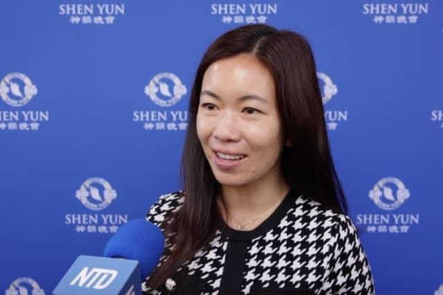 Elizabeth Yang, alcaldesa de Monterey Park asiste a Shen Yun Performing Arts en el Teatro Terrace en Long Beach, California. (NTD)