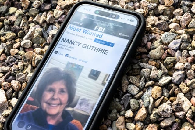 En esta ilustración fotográfica, se ve a Nancy Guthrie en el sitio web del FBI hablando por un teléfono celular el 10 de febrero de 2026 en Tucson, Arizona. (Brandon Bell/Getty Images)