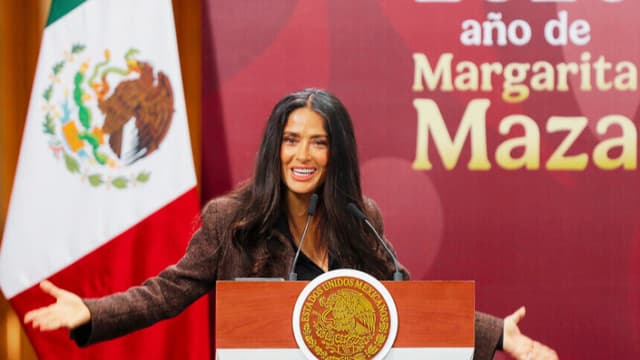 Con Salma Hayek, Sheinbaum anuncia estímulos para fortalecer la industria del cine