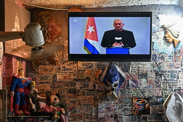 Vista de un televisor que muestra al presidente de Cuba, Miguel Díaz-Canel, hablando en la Televisión Nacional, en una casa en La Habana el 5 de febrero de 2026. (YAMIL LAGE / AFP via Getty Images)