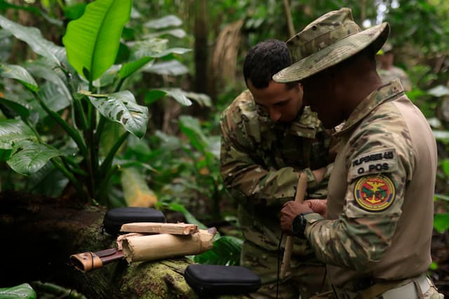 Integrantes de las tropas de Estados Unidos y Panamá participan en un entrenamiento este viernes, en inmediaciones a la Base Aeronaval Almirante Cristóbal Colón, en Sherman, Panamá. (EFE/ Bienvenido Velasco)