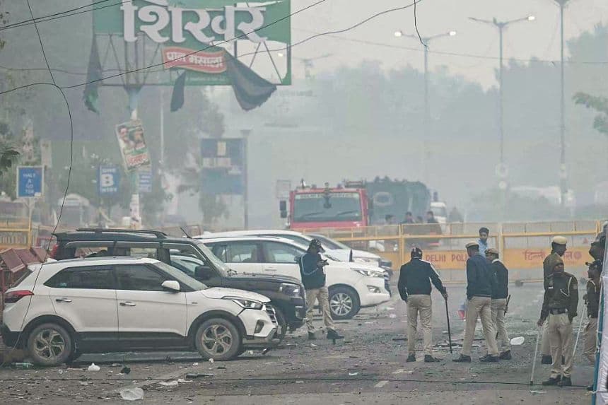 El personal de seguridad busca pruebas en el lugar de una explosión, en el casco antiguo de Delhi, el 11 de noviembre de 2025. (ARUN SANKAR/AFP vía Getty Images)