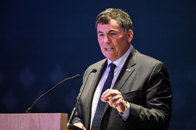 El ministro de Comercio Interior de Canadá, Dominic LeBlanc, pronuncia un discurso durante una reunión con líderes empresariales canadienses en Ciudad de México el 16 de febrero de 2026. (Foto de Yuri CORTEZ / AFP a través de Getty Images).