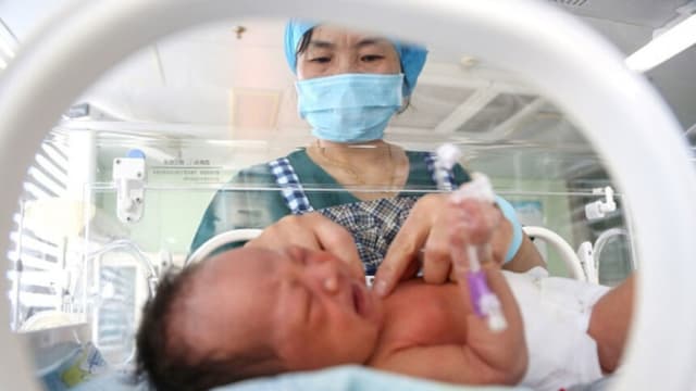 China censura publicaciones en línea a favor de no tener hijos debido al descenso de la población